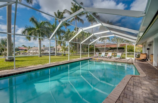 Tropical charm, swim up table, southern exposure