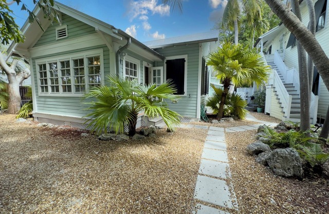 TROPICAL COTTAGE by RENT KEY WEST VACATIONS - Quiet & gated. Pool/Deck/Pet frien