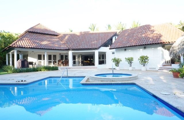 Tropical Luxury Villa 2 min to Minitas Beach!