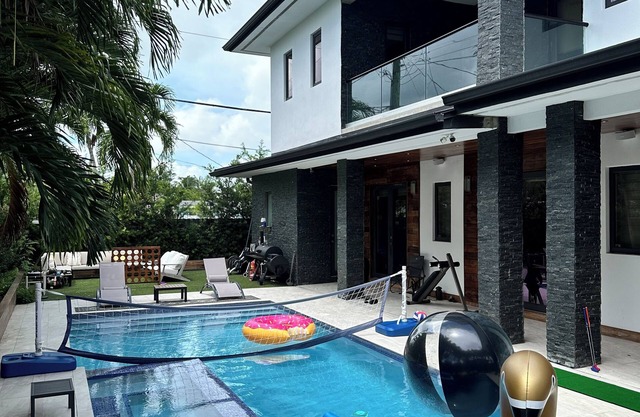 Tropical Oasis: Heated Pool, Hot Tub, near Airport