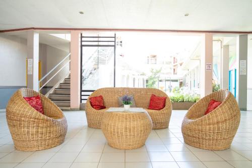 Tropical Place Hotel by RedDoorz