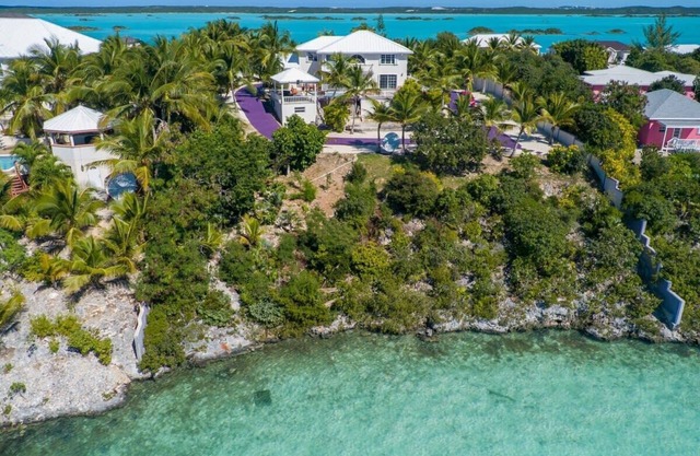 Tropical Retreat: 360° Views, Pool, Beaches Nearby
