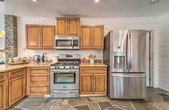 Truckee Cottage w/Fenced Yard & Lake Donner Views
