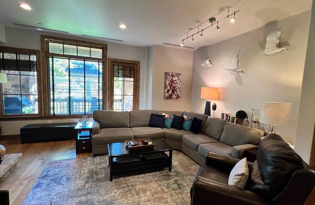TRUE SKI-IN/OUT, WIFI, GYM, FIREPLACES, GROUND FLOOR, GRILL, GYM, HOT TUB & POOL