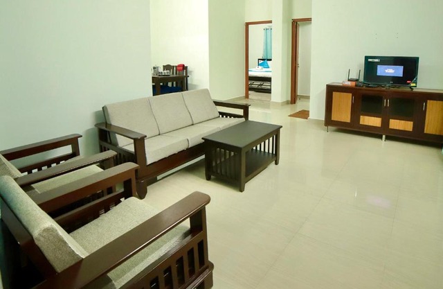 TrueLife Comfort Inn - PS4 veg restaurant, on way to Balaji Temple - 2BHK AC apartments - Coffee Tea Milk - Super Fast WiFi, Kitchen, Smart TV, Parking - Easy access to Airport, Railway Station and to all Temples - Top service with lots of Love