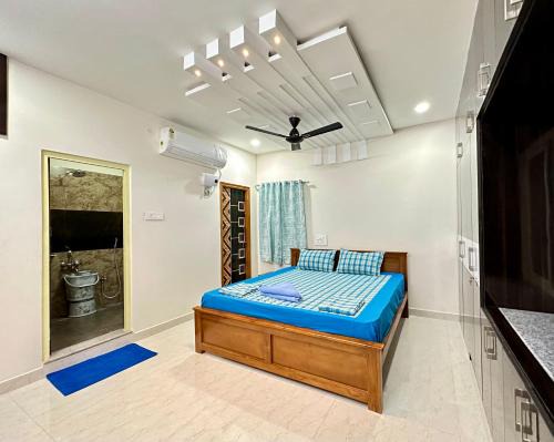 TrueLife Majestic Suites - 3BHK Large Signature Apartments - PS4 Veg Restaurant - On the way to Balaji Temple - Modular Kitchen - Large Hall, Super fast WiFi, Smart TV, 250 Jio Channel - Easy access to all Temples - Parking - Top service with lots of Love