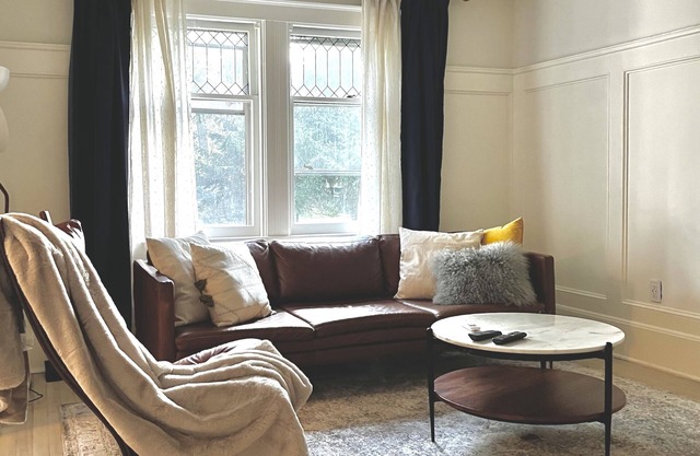 Tucked Away Family Friendly Home - Mins to Parks and Shops - Only 25 min to NYC