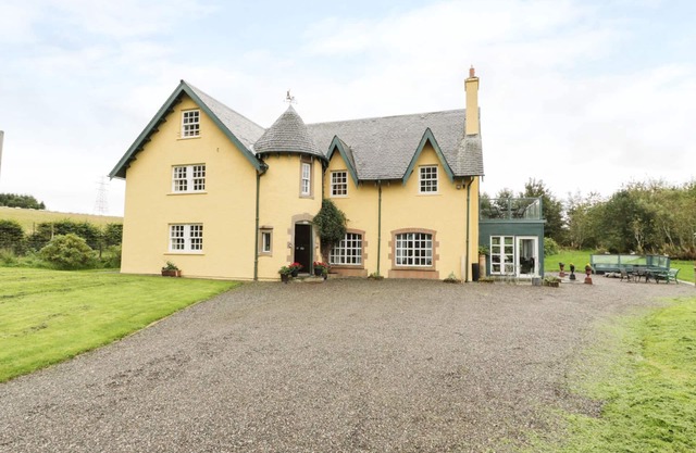 TULCHAN LODGE, pet friendly, with open fire in Crieff