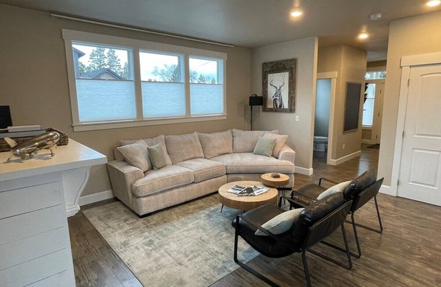Tumalo Getaway - Gorgeous Home + Outdoor Living