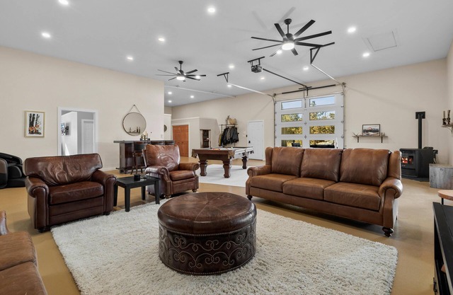 Tumalo Ranch, 3 Acres, Hot Tub, Swimming Pond, Games, Pet-Friendly!