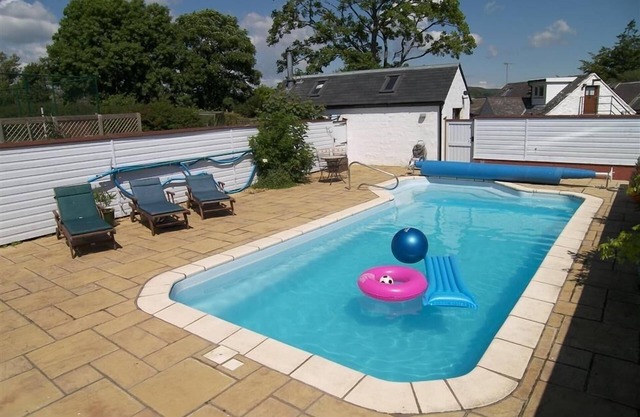 Tumbling Banks - a cottage that sleeps 4 guests in 2 bedrooms