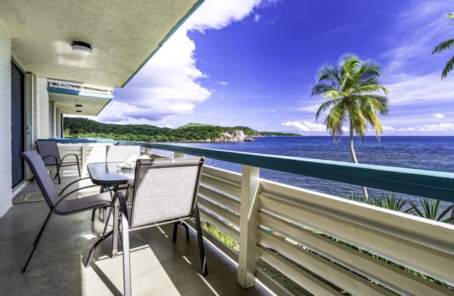Turquoise Dreams- 2br Condo- pool, restaurant and beach!
