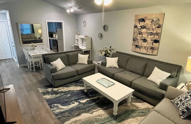 Turtle's Nest-Free BEACH pass! 2 King bedrooms, Golf/Fish, Walk to restaurants!