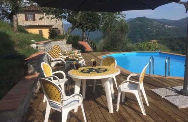 Tuscan Farmhouse ‘Villa Giuseppe’. Sleeps 8 with swimming pool. Pet friendly.