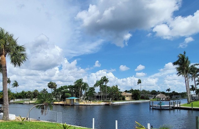 Twin house shared pool 2 King Beds, Pool Canal 5 Minutes To The River