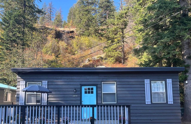 Twin Lakes Cottage