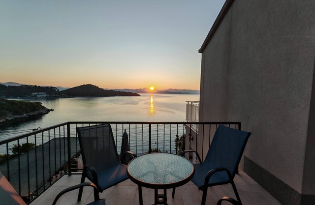 Two bedroom apartment with terrace and sea view Sobra, Mljet (A-24530-a)