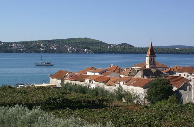 Two bedroom apartment with terrace and sea view Seget Donji, Trogir (A-2041-d)