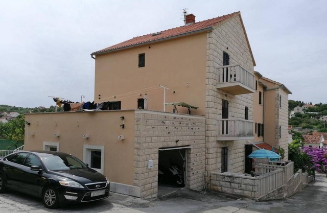 Two bedroom apartment with balcony and sea view Sutivan, Brač (A-17537-b)