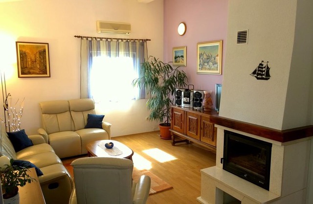 Two bedroom apartment with air-conditioning Gornje selo (Šolta) (A-14862-a)