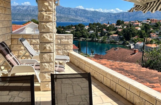 Two bedroom apartment with terrace and sea view Splitska, Brač (A-23366-a)