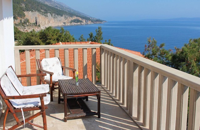 Two bedroom apartment near beach Sveta Nedilja, Hvar (A-13176-a)