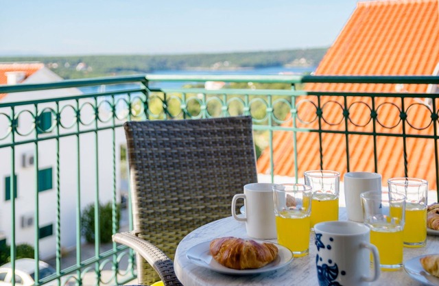 Two bedroom apartment with terrace and sea view Milna, Brač (A-22122-d)