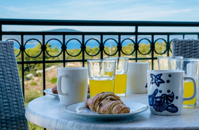 Two bedroom apartment with terrace and sea view Milna, Brač (A-22122-e)