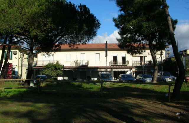 Two bedroom apartment with verandah, 100m from the beach. Free WiFi.