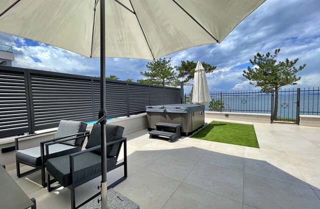 Two bedroom apartment with terrace and sea view Šilo, Krk (A-21242-i)