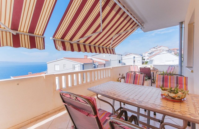 Two bedroom apartment with terrace and sea view Nemira, Omiš (A-13055-c)