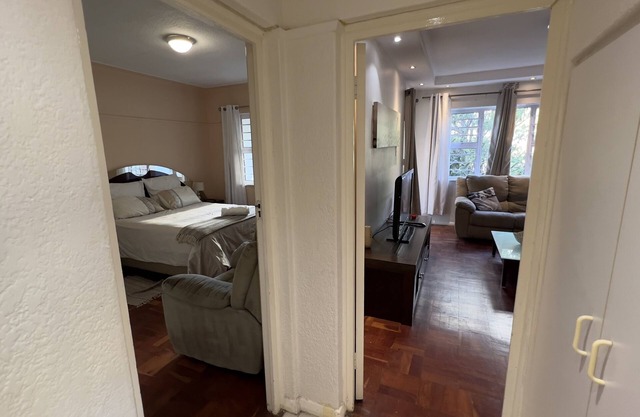 Two Bedroom Cozy Apartment in Sea Point. 5min walking distance from the sea.