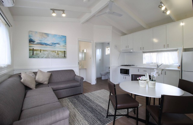 TWO BEDROOM DELUXE CABIN (SLEEPS 5)