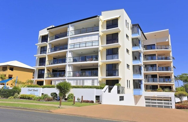 Two Bedroom Ocean View apartment a stones throw from Bargara cafe life