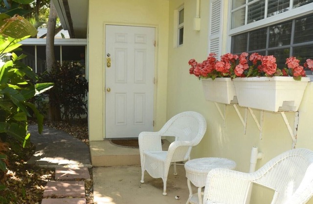Two Blks to Beach, Free Wi-fi, Eat-in Kitchen, Pets OK