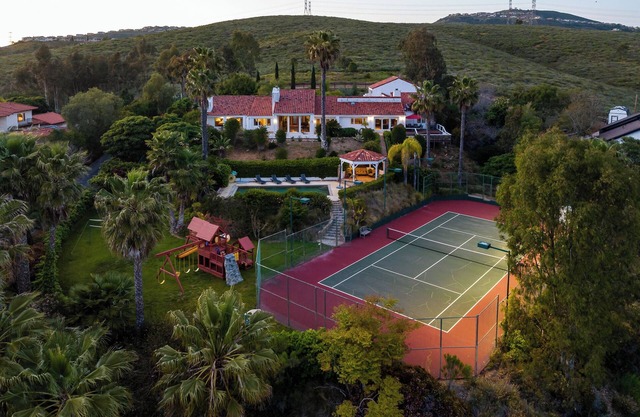 Two Estates w/Pools, Hot Tubs, Game Rooms, Views & Tennis Court Near Wineries