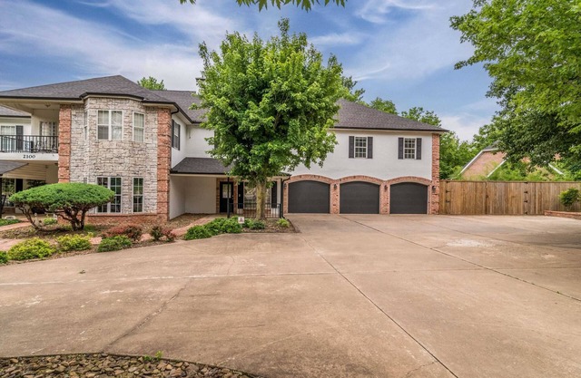 Two houses, 8 bedrooms, 4 King beds, 7400 sq ft.