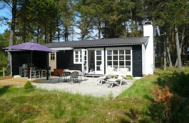 Two minutes to the beach: Classic summer house on a nature plot