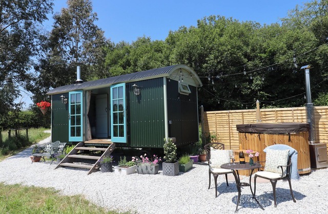 TWO MOORS SHEPHERDS HUT, pet friendly, with hot tub in Hittisleigh