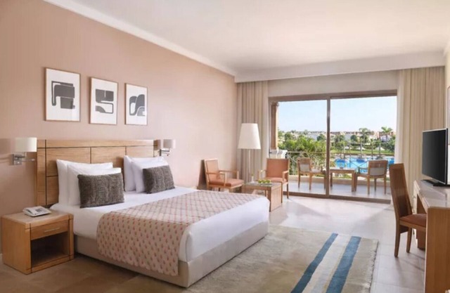 Two Pool-view Rooms l Golf Pro Experience, Outdoor Pool & Beachfront Bliss