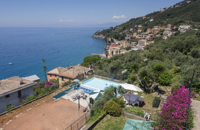 Two Rooms apartment with private garden, pool and sea view, next to the beach