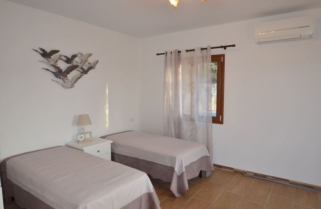 Two semi-detached houses in the immediate vicinity, for a total of three apartments on a 5-acre lot.