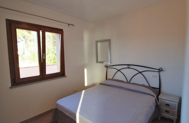 Two semi-detached houses in the immediate vicinity, for a total of three apartments on a 5-acre lot.