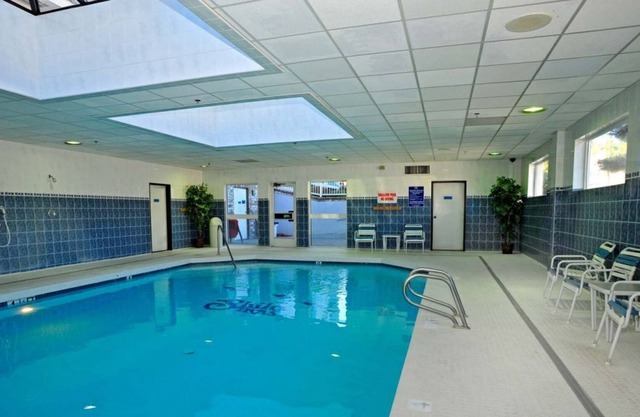 Two Spacious Units, Pool, Parking and Hut Tub