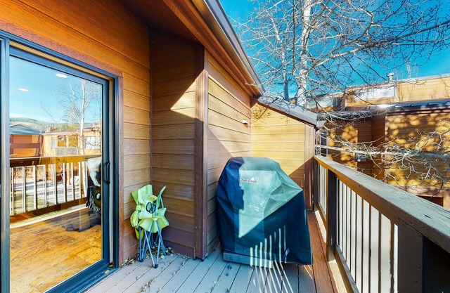 Two-story family-friendly retreat w/mountain views, balcony, gas grill, & more