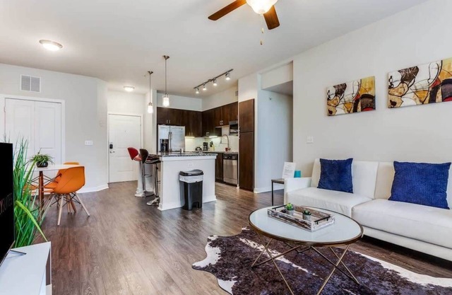 TWO Stylish SoCo CozySuites w/ 2 Pools!