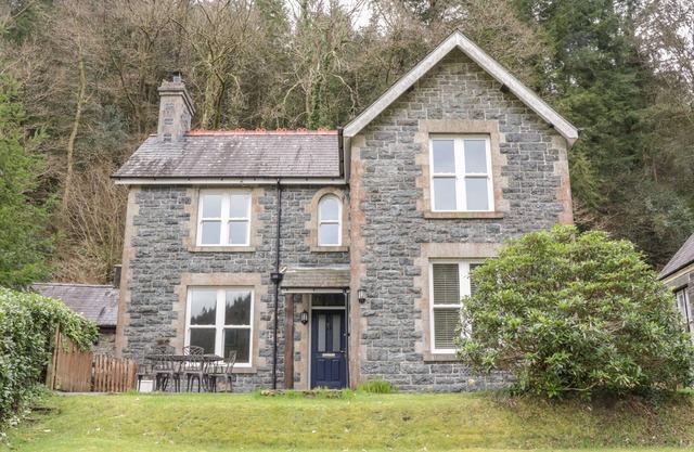 TY CAPEL, family friendly, character holiday cottage in Betws-Y-Coed