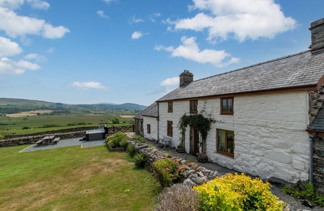 Ty Cerrig Cottage - Three Bedroom House, Sleeps 6