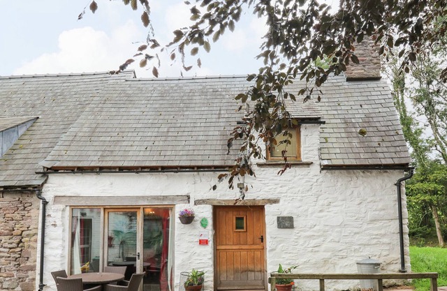 TY FFERM HEN, pet friendly, with hot tub in Tal-Y-Bont-On-Usk