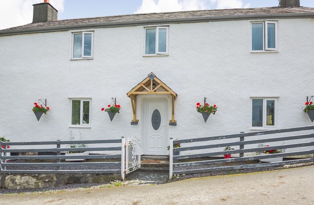 TY NANT, pet friendly, character holiday cottage in Betws-Y-Coed